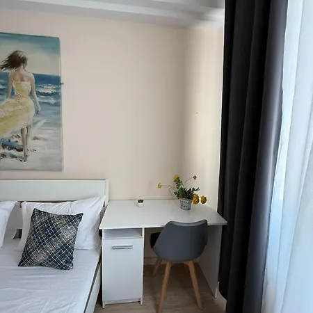 Leona Lux * سكوبجي