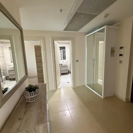 Leona Lux سكوبجي